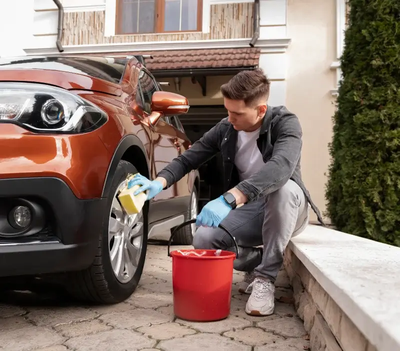 Lavage auto à domicile Champigny-sous-Varennes : professionnel intervenant sur un véhicule